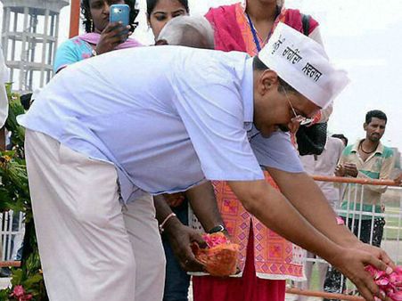 केजरीवाल को कार्यकर्ता ने पहनायी चप्पल तो हो गया बवाल