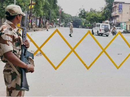 दंगे की आग में सुलगते सहारनपुर को कर्फ्यू में मिली 4 घंटे ढील