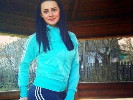 लूटे हुए मेकअप से सजी-धजी फोटो की अपलोड तो शुरू हुई आलोचना