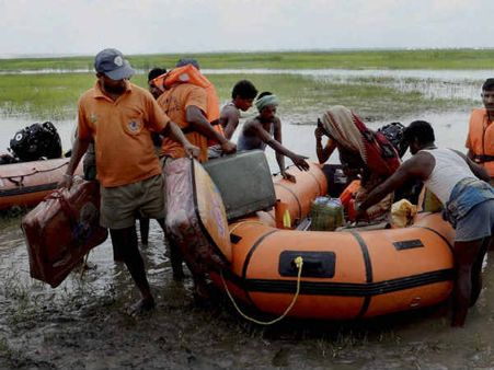 बिहार: स्थानीय लोगों को शरणार्थी बनाने वाली कोसी की भयानक तस्वीरें