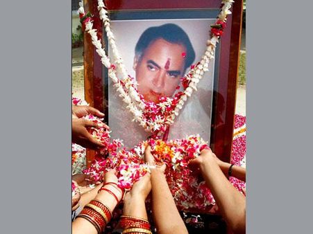 किताब का दावाः राजीव गांधी के घर पर पहले से मौजूद था लिट्टे का भेदिया