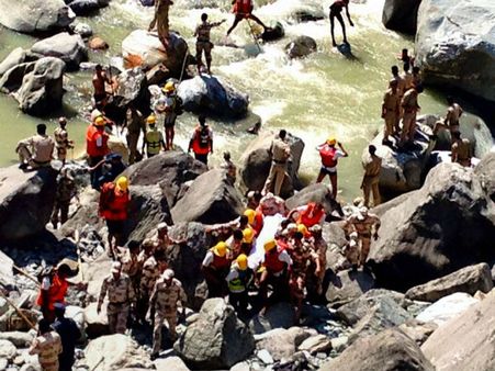 पिकनिक स्पॉट पर जलस्तर बढ़ा, 12 लोग बहे, 8 शव बरामद