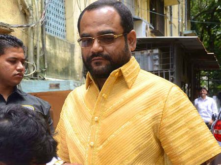 एक नेता ने करोड़ों रुपए की सोने शर्ट पहनी, गरीब मर रहे हैं