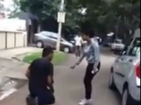 VIDEO: छेड़खानी की तो लड़की ने मनचले को दौड़ा-दौड़ाकर मारी लात