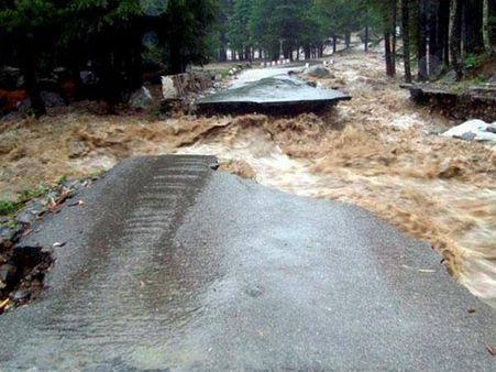 देहरादूनः गरज रहे बादल तो दरकती जमीन पर मौत का 