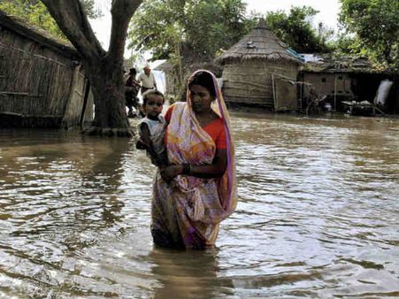बिहार: बेकाबू होती जा रही बाढ़, जलमग्न गांवों में रेस्क्यू ऑपरेशन जारी