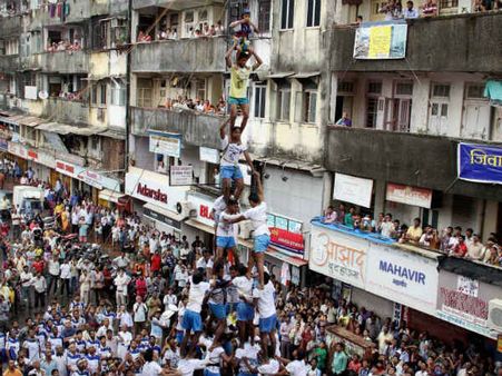 कहीं फूटी दही-हांडी कहीं फूटे सिर, 17 गोविंदा घायल