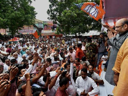 लखनऊ पहुंचे अमित शाह के स्वागत में भाव-भ‍िवोर हुए BJP कार्यकर्ता