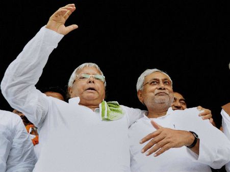 बिहार: मौसम ने थामी वोटिंग की रफ्तार, चार सीटों पर तीन बजे तक 38% मतदान