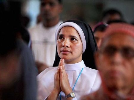 अलीगढ़: 72 लोग ईसाई धर्म छोड़कर फिर बने हिंदू, मन्द‍िर बन गया चर्च