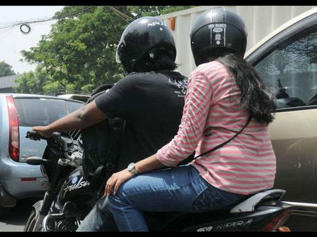 दिल्ली में महिलाओं की आजादी खत्म, पहनना पड़ेगा हेलमेट