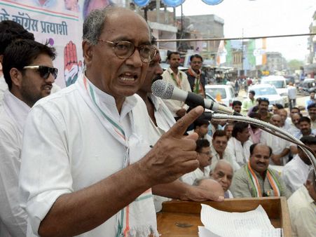 63 साल के मोदी युवाओं को खींचने में रहें कामयाब, राहुल हो गए फेल : दिग्विजय