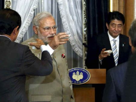 कभी भारत में खेलते थे सांप से, अब 'माउस' से खेलते हैं भारतीय