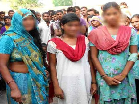 मानवता शर्मसार: दलित महिला और उसकी जवान बेटियों को अर्धनग्‍न कर गांव में घुमाया