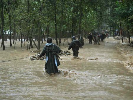 घाटी में बाढ़ राहत में लगे सैनिकों पर हमले, सरकार के पसीने छूटे