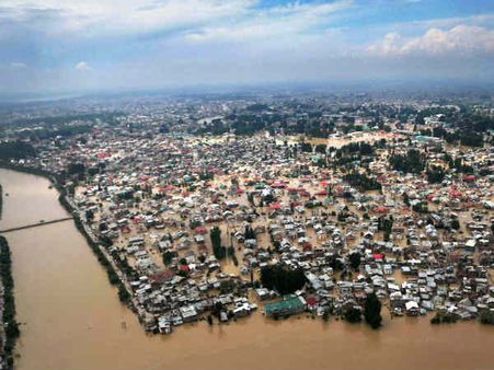 बाढ़ में अभी भी फंसे हैं छह लाख लोग, युद्धस्‍तर पर जारी राहत कार्य