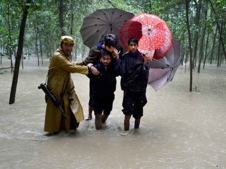 बाढ़ में फंसे 130,000 लोगों को निकाला गया सुरक्षित!