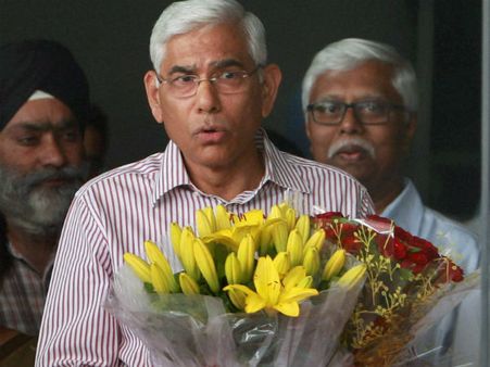 पूर्व CAG का खुलासा, कांग्रेसी नेताओं ने रिपोर्ट से मनमोहन सिंह का नाम हटाने के लिए बनाया था दबाव