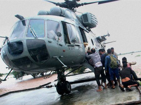 जन्नत में बाढ़, निशाने पर वायुसेना के हवाई जहाज, पत्थरों से कर रहे हैं हमला