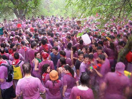 PICS: दुनिया के इन 'फूड-फेस्ट' में वेस्ट किया जाता है खाना-पानी