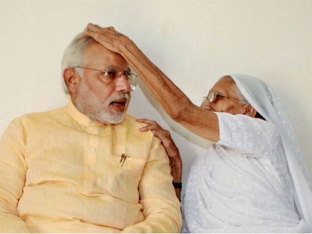 64वें जन्मदिन पर पीएम मोदी को मां ने दिया खास तोहफा, जानिए क्या?