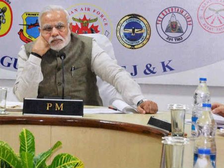 प्रधानमंत्री मोदी की तेज कदम चाल से छूट रहे ब्‍यूरोक्रेट्स के पसीने