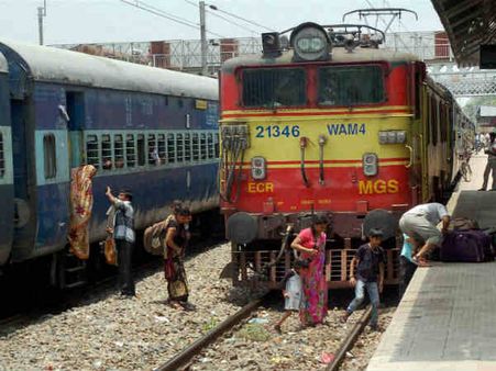 ट्रेन में की ये 10 गलतियां तो जाना होगा जेल