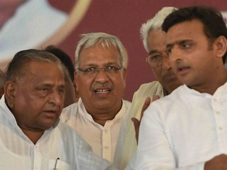 रेप को गलती मानने वाले मुलायम को डॉक्टरेट की उपाधि