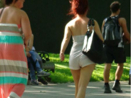 स्कर्ट पहनने पर छात्रा की सरेआम बेइज्जती, कॉलेज ने लगाया जुर्माना