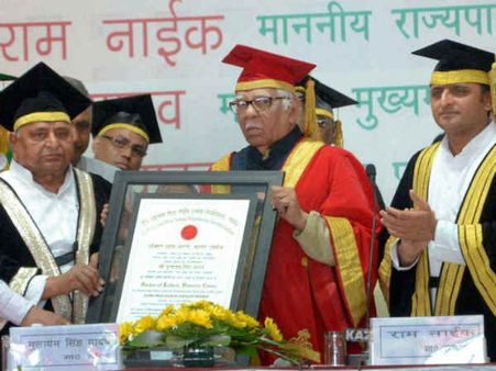 मुलायम सिंह यादव को मानद उपाधि मिलते ही टकराव