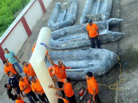 'हुदहुद' तूफान: तटीय इलाकों से लोगों को हटाने का काम शुरु,38 ट्रेनें रद्द