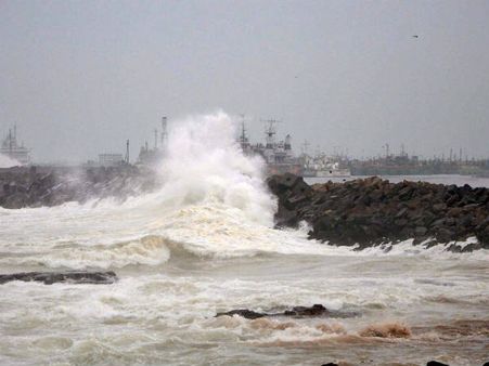 Live: भारत से टकराया हुदहुद, दो लोगों की मौत