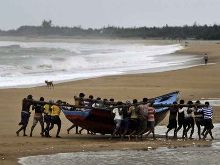 डेढ़ घंटे बाद तबाही मचाना शुरू करेगा 'हुदहुद' तूफान!