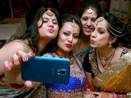 Skype और Whatsapp के जरिये देखा करवा चौथ का चांद