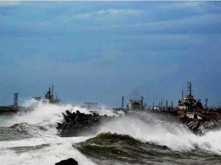 हुदहुद से तबाही की कगार पर पहुंचे आंध्र प्रदेश को तमिलनाडु ने दिया 5 करोड़ रुपये की मदद