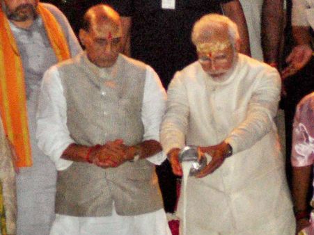पति-पत्नी कर सकते है मोदी पर हमला, टला वाराणसी का दौरा