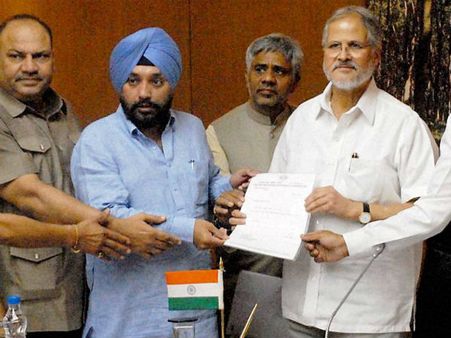 जंग की दरियादिली, कांस्टेबल के परिवार के लिए 1 करोड़ मुआवजे का ऐलान