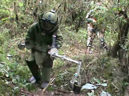 देश के गद्दारों संग मिलकर कश्मीर में लैंडमाइन बिछा रहे आतंकवादी