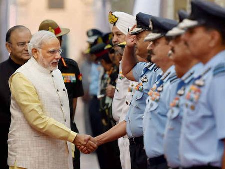 Pics: नरेंद्र मोदी ने दिया सेनाओं को मंत्र नई चुनौतियों का सामना करने को रहें तैयार