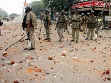 दिल्ली के त्रिलोकपुरी में हिंसा के बाद तनाव व्याप्त