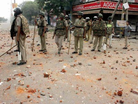 दिल्ली के हिंसाग्रस्त त्रिलोकपुरी के हिंदू-मुसलमान किन्नरों से कुछ सीखें