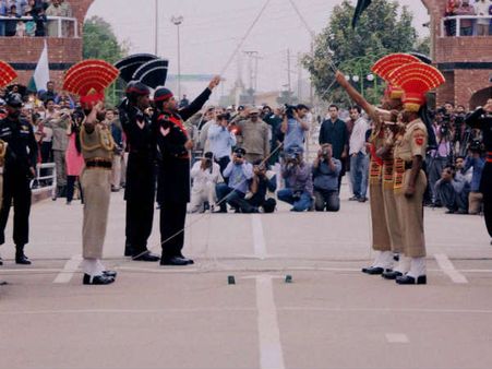 पलटा पाकिस्तान, हुआ प्रतीकात्मक रिट्रीट समारोह