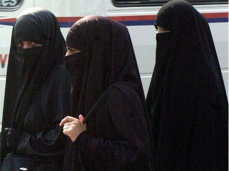 लंबी स्कर्ट पहनने पर मुस्लिम लड़की को क्लास से निकाला, मचा हंगामा