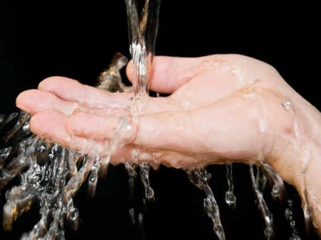 पिता ने दो साल की बच्ची पर डाल दिया 'खौलता' पानी