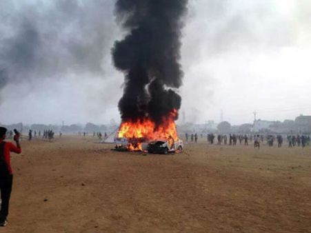 ग्वालियर में सेना भर्ती के दौरान हिसंक हुए परीक्षार्थी, जमकर तोड़फोड़ व आगजनी