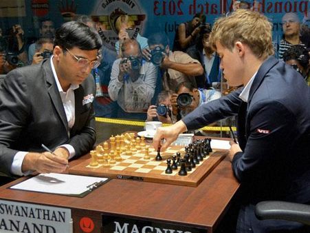 शतरंज के मोहरों में काले और सफेद हाथी चित!