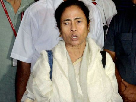 ममता-आडवाणी की मुलाकात से राजनीतिक चर्चा तेज