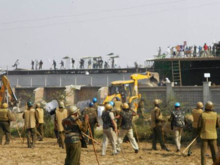 रामपाल के खिलाफ देशद्रोह का मामला दर्ज, प्रवक्ता पुरुषोत्तम दास गिरफ्तार