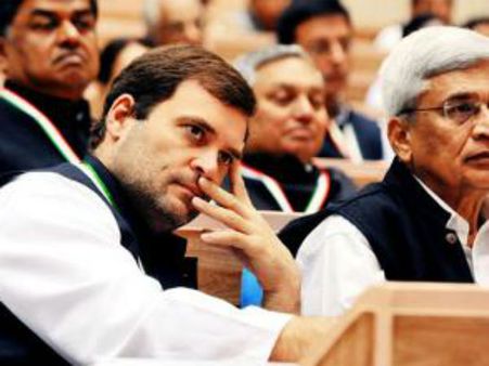 राहुल संसद में नहीं बैठे तय सीट पर, नदारद रहीं सोनिया गांधी