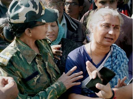 उमा भारती के कारण हिरासत में सामाजिक कार्यकर्ता मेधा पाटकर